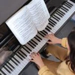 تصویر آموزش پیانو توسط استاد آرتین کیان