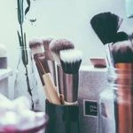 لوگوی سالن آرایش هلیا