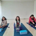 مربی یوگا مینا حسینی، استوديو يوگاباز