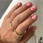 تصویر آموزش و خدمات کاشت ناخن مبینا