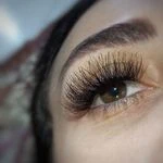 لوگوی تخفیف ویژه کاشت مژه و لیفت مبینا فتحی