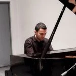 لوگوی مدرس پیانو استاد پویا یاهویی